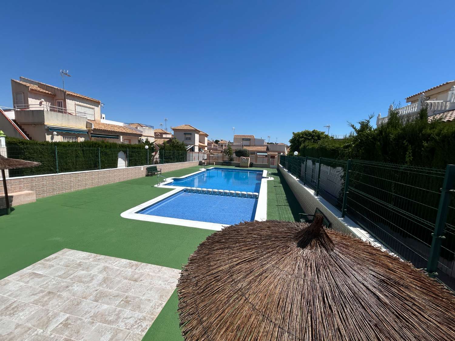Bungalow de 3 dormitorios, 1 baño, 1 piscina comunitaria totalmente reformado en Los Altos ( Torrevieja )