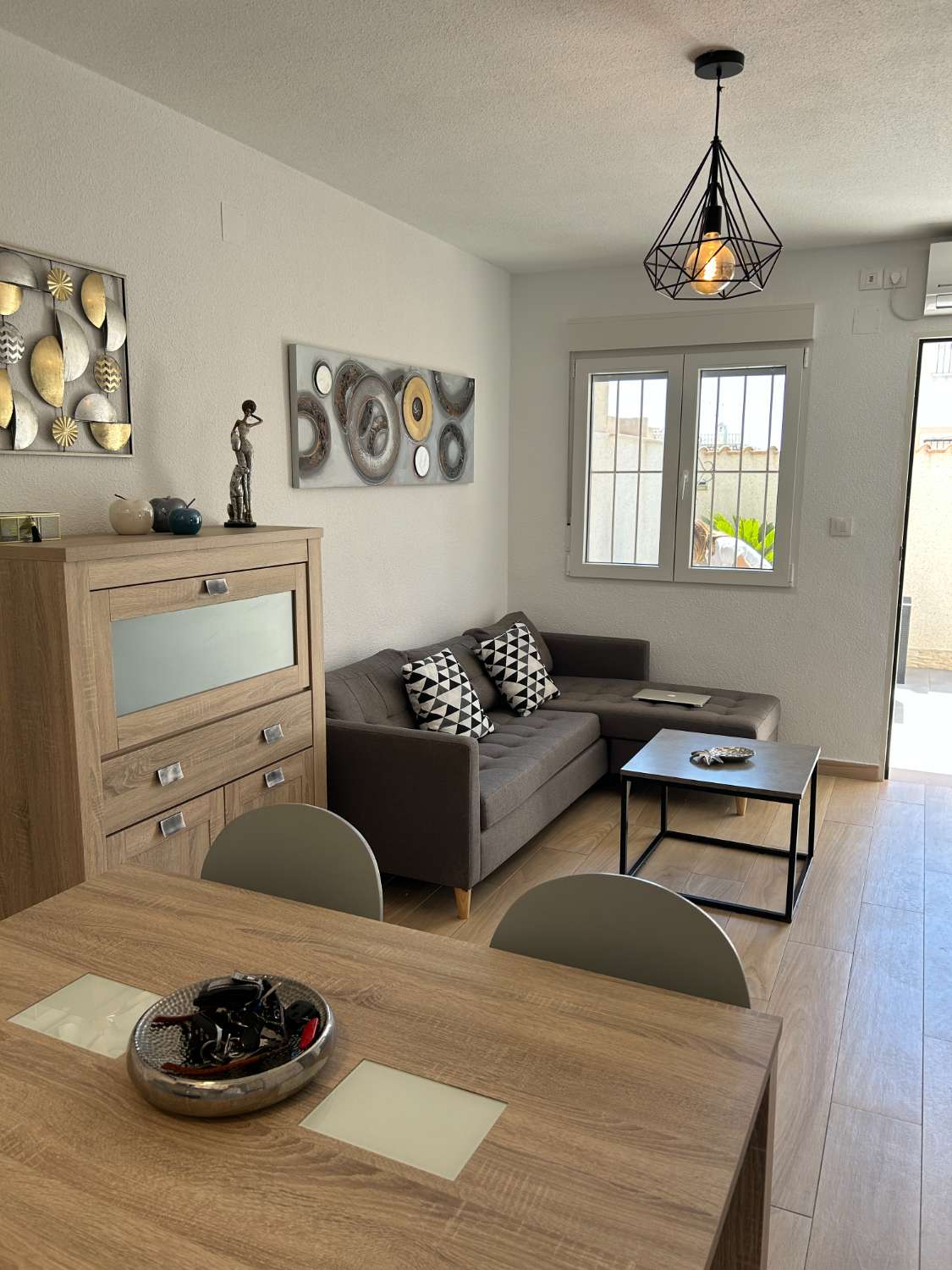 Bungalow de 3 dormitorios, 1 baño, 1 piscina comunitaria totalmente reformado en Los Altos ( Torrevieja )