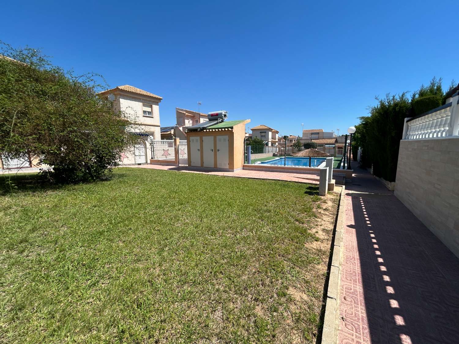 Bungalow de 3 dormitorios, 1 baño, 1 piscina comunitaria totalmente reformado en Los Altos ( Torrevieja )