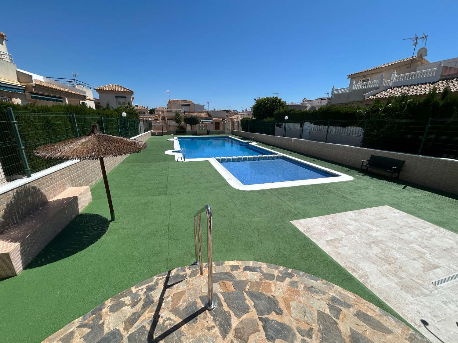 Bungalow de 3 dormitorios, 1 baño, 1 piscina comunitaria totalmente reformado en Los Altos ( Torrevieja )