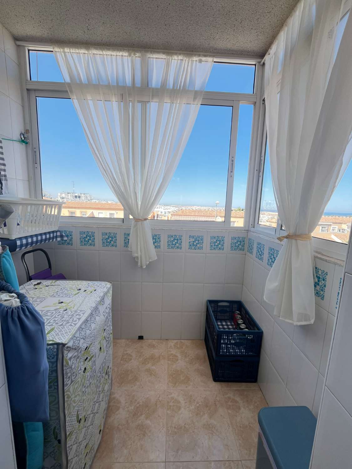 Solrig lejlighed på øverste etage med havudsigt og privat solarium i La Ciñuelica, Punta Prima