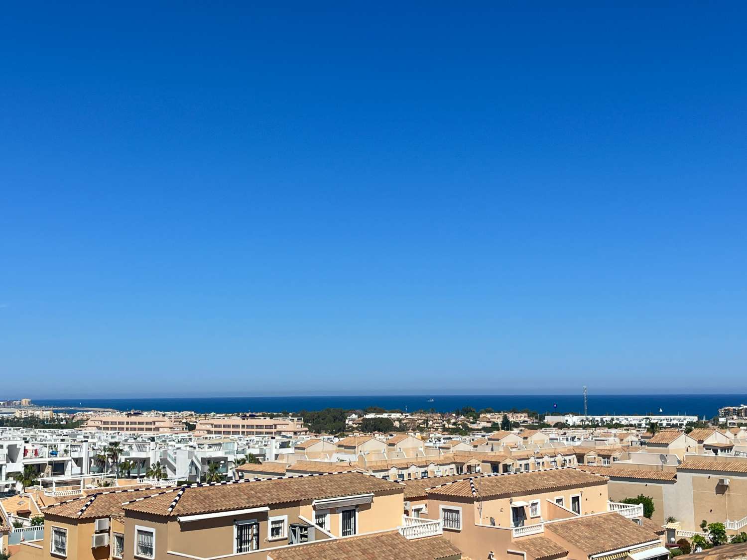 Solrig lejlighed på øverste etage med havudsigt og privat solarium i La Ciñuelica, Punta Prima