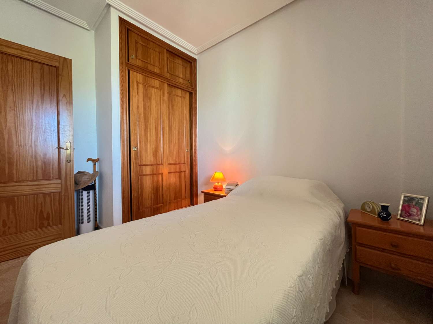 Solrig lejlighed på øverste etage med havudsigt og privat solarium i La Ciñuelica, Punta Prima