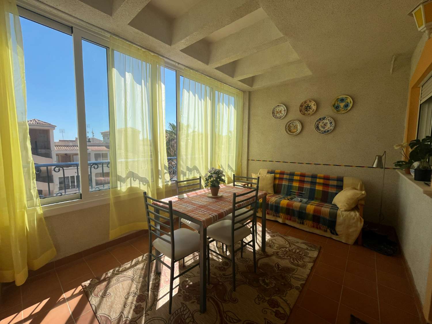 Solrig lejlighed på øverste etage med havudsigt og privat solarium i La Ciñuelica, Punta Prima
