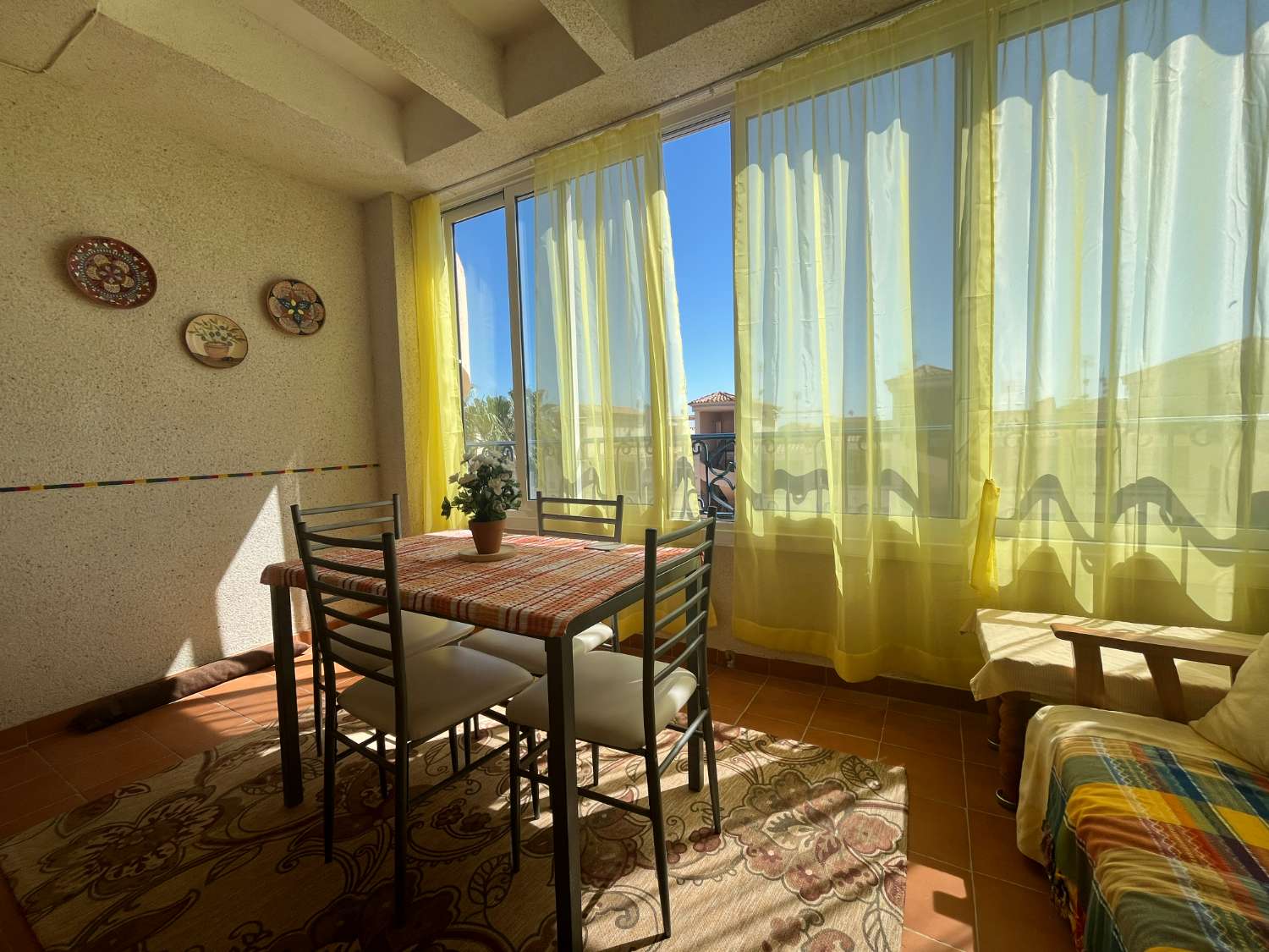 Solrig lejlighed på øverste etage med havudsigt og privat solarium i La Ciñuelica, Punta Prima