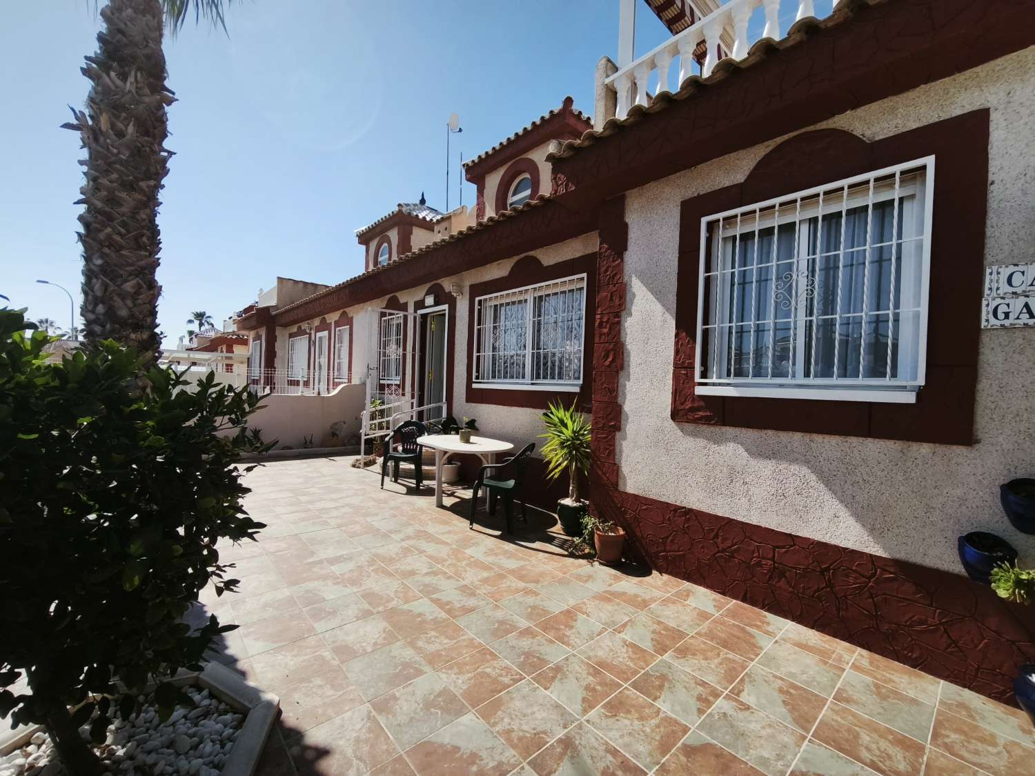 Precioso bungalow de 3 dormitorios y 1 baño.