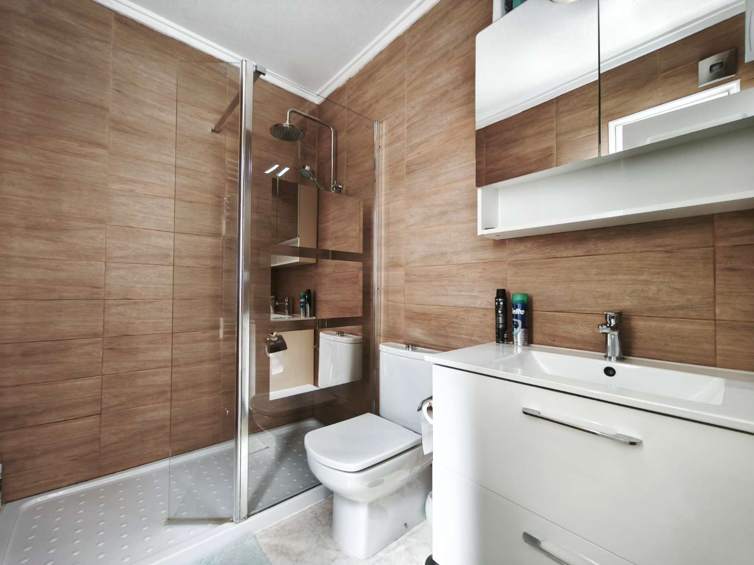 Precioso bungalow de 3 dormitorios y 1 baño.