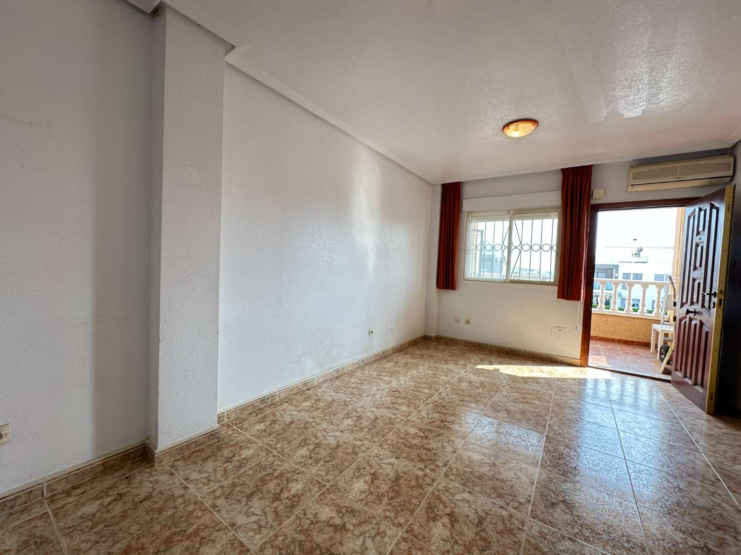 Apartamento de 2 dormitorios en planta alta con solárium en Punta Prima