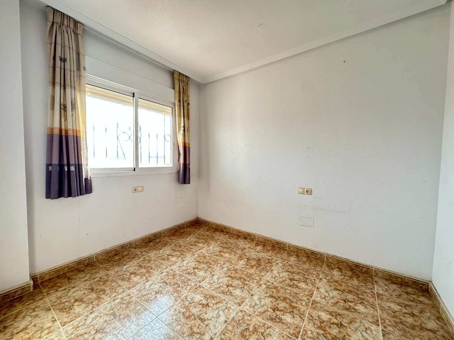 Apartamento de 2 dormitorios en planta alta con solárium en Punta Prima