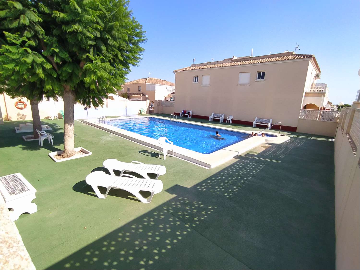 Preciosa Vivienda Tipo Quad de 3 Dormitorios y 2 Baños con Piscina Comunitaria en Comunidad Cerrada – Playa Flamenca