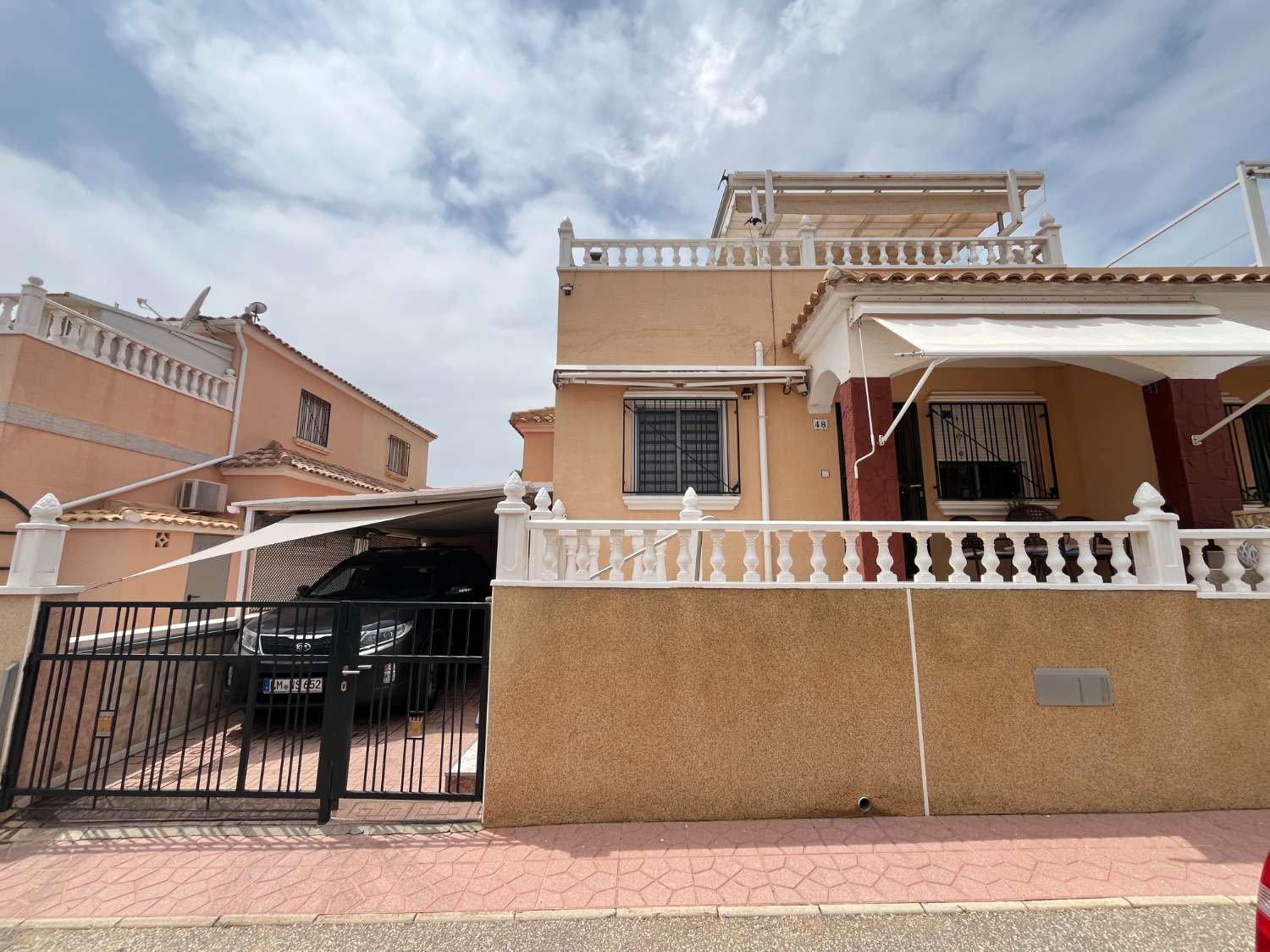 Preciosa Vivienda Tipo Quad de 3 Dormitorios y 2 Baños con Piscina Comunitaria en Comunidad Cerrada – Playa Flamenca