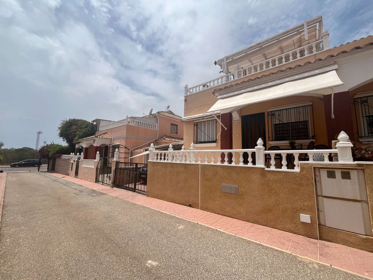 Preciosa Vivienda Tipo Quad de 3 Dormitorios y 2 Baños con Piscina Comunitaria en Comunidad Cerrada – Playa Flamenca