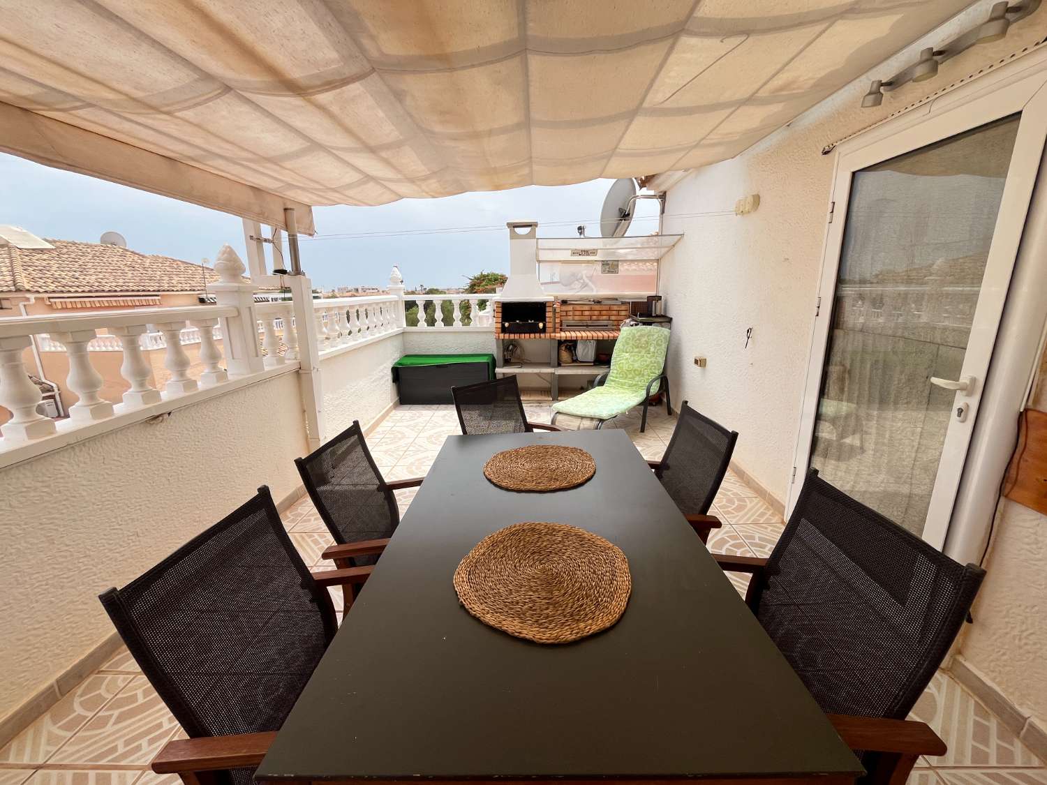 Preciosa Vivienda Tipo Quad de 3 Dormitorios y 2 Baños con Piscina Comunitaria en Comunidad Cerrada – Playa Flamenca