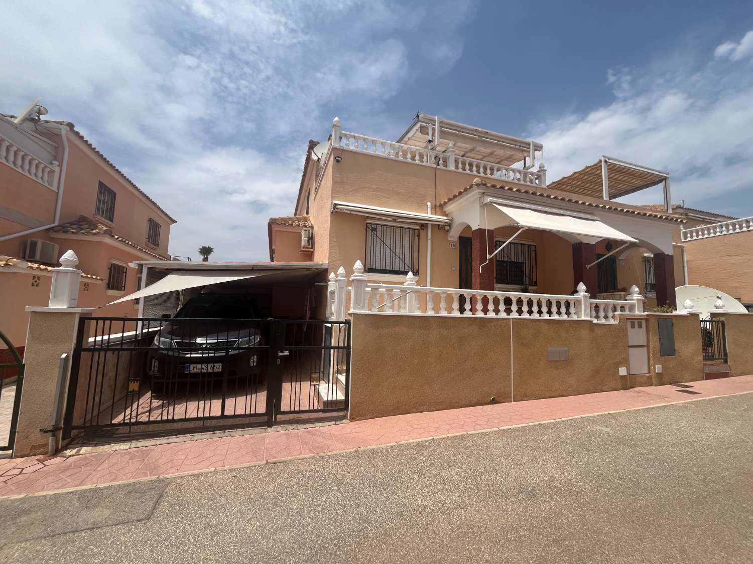 Preciosa Vivienda Tipo Quad de 3 Dormitorios y 2 Baños con Piscina Comunitaria en Comunidad Cerrada – Playa Flamenca