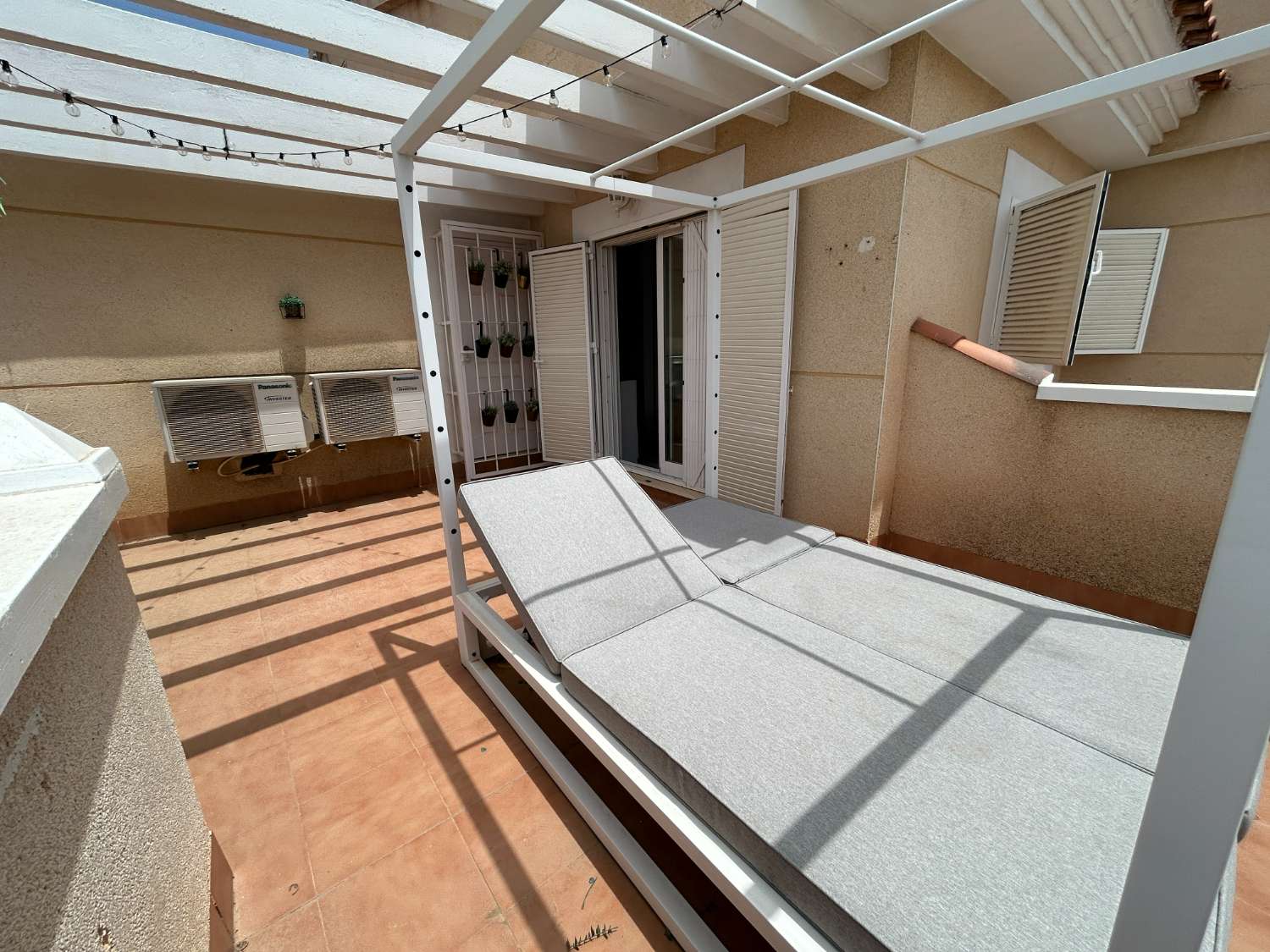 Casa adosada de esquina de 3 dormitorios en Zeniamar