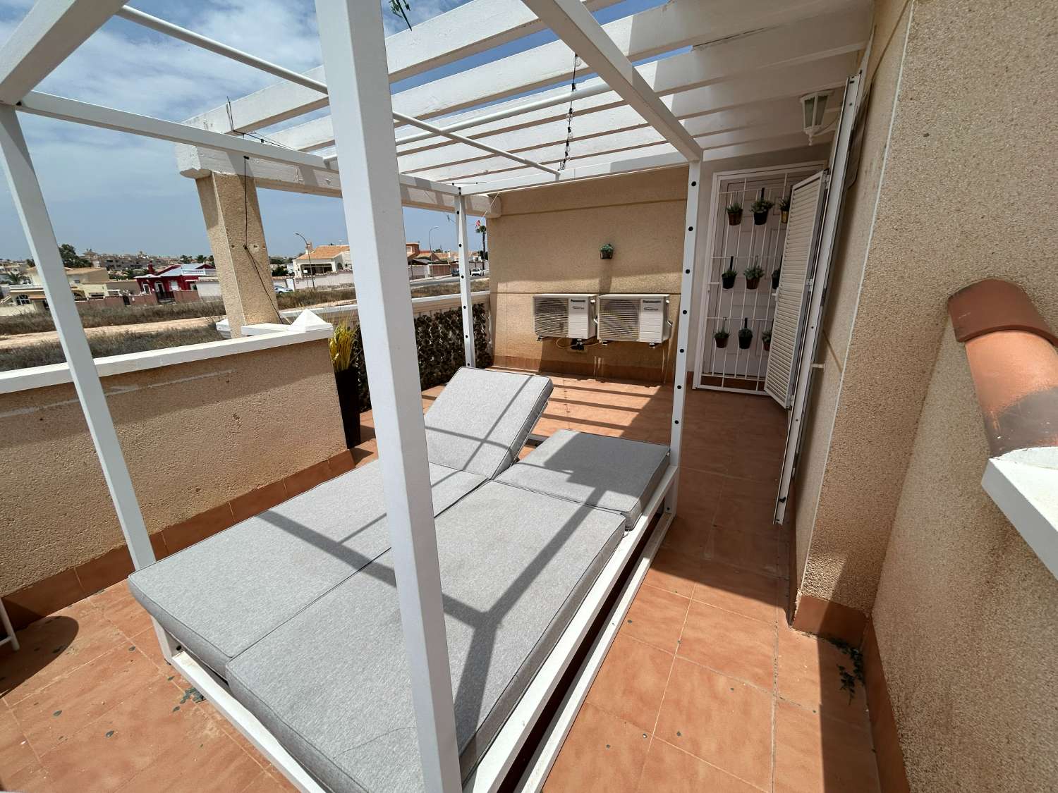 Casa adosada de esquina de 3 dormitorios en Zeniamar
