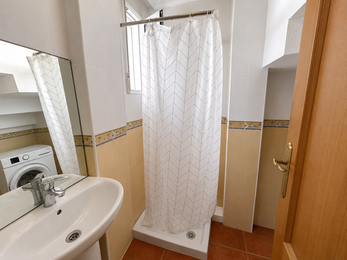 3 bedroom, 2 bathroom duplex with communal pool
