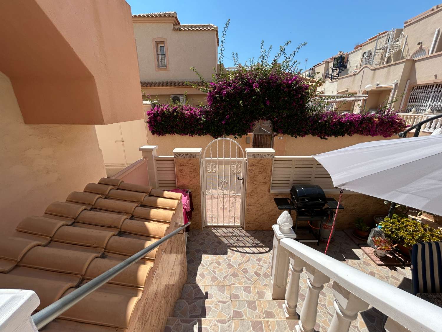 Bonito y acogedor apartamento en la planta baja con 2 dormitorios y 1 baño.