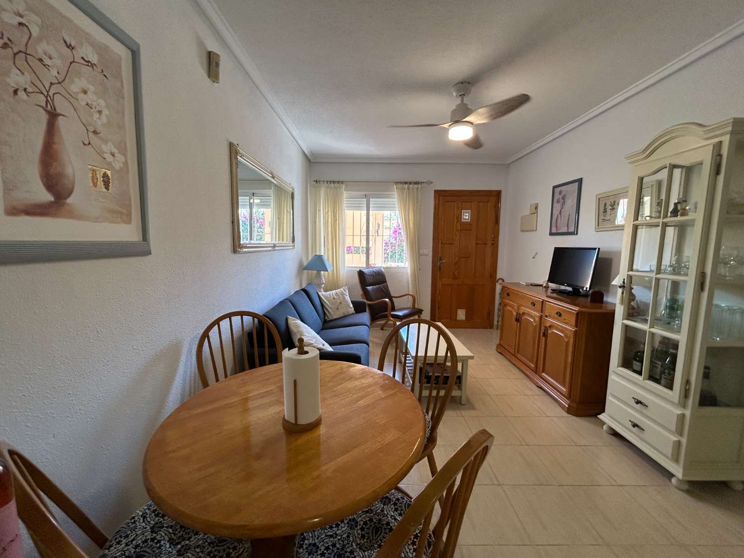 Bonito y acogedor apartamento en la planta baja con 2 dormitorios y 1 baño.