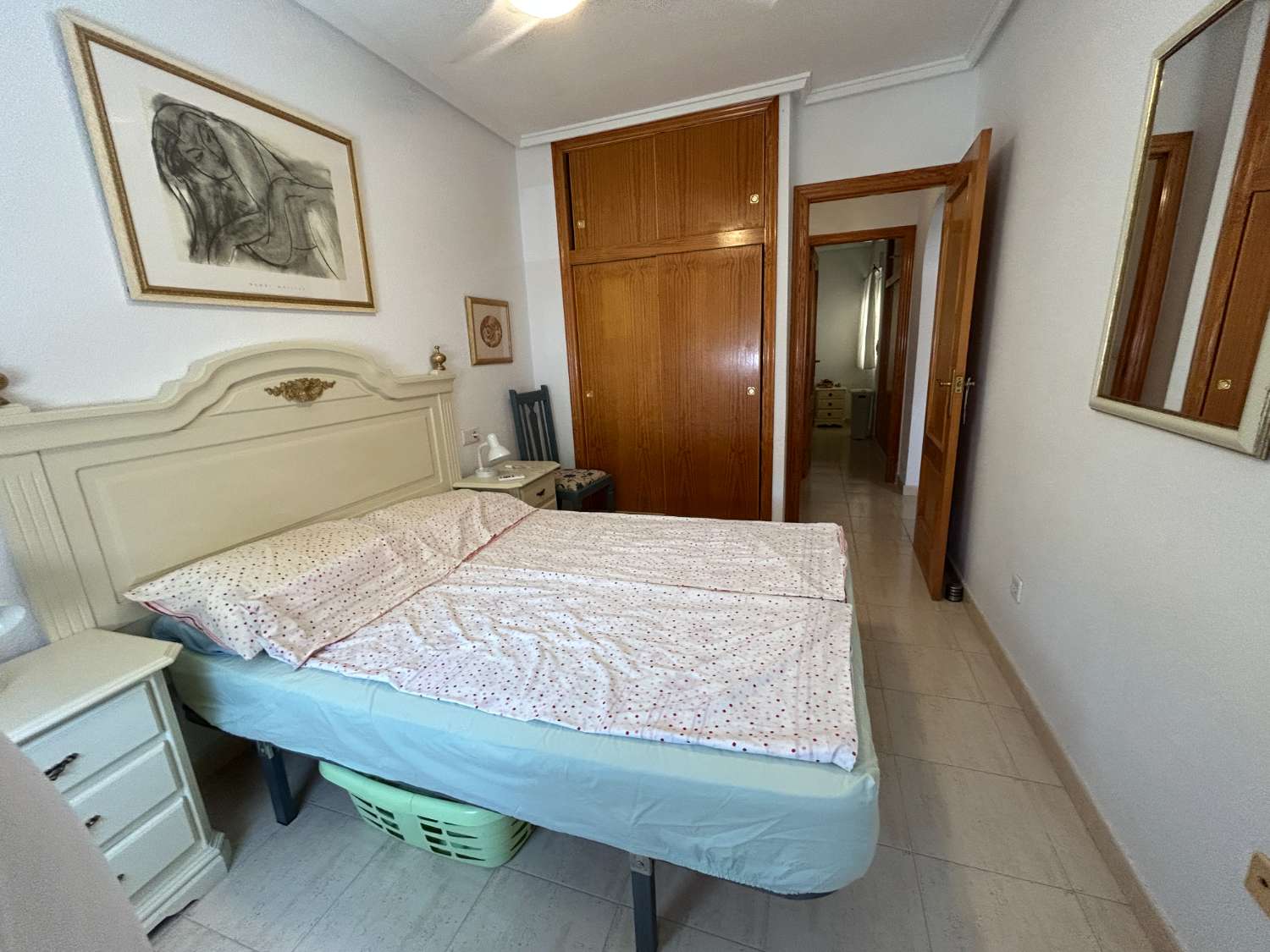 Bonito y acogedor apartamento en la planta baja con 2 dormitorios y 1 baño.