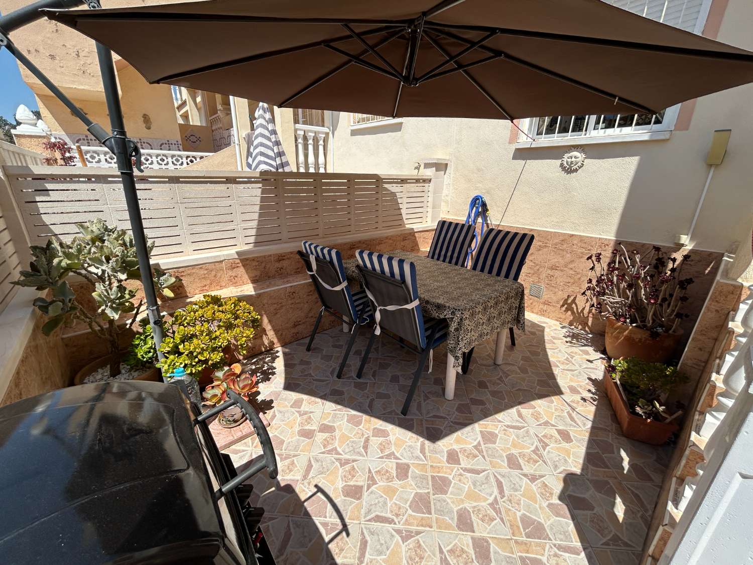 Bonito y acogedor apartamento en la planta baja con 2 dormitorios y 1 baño.
