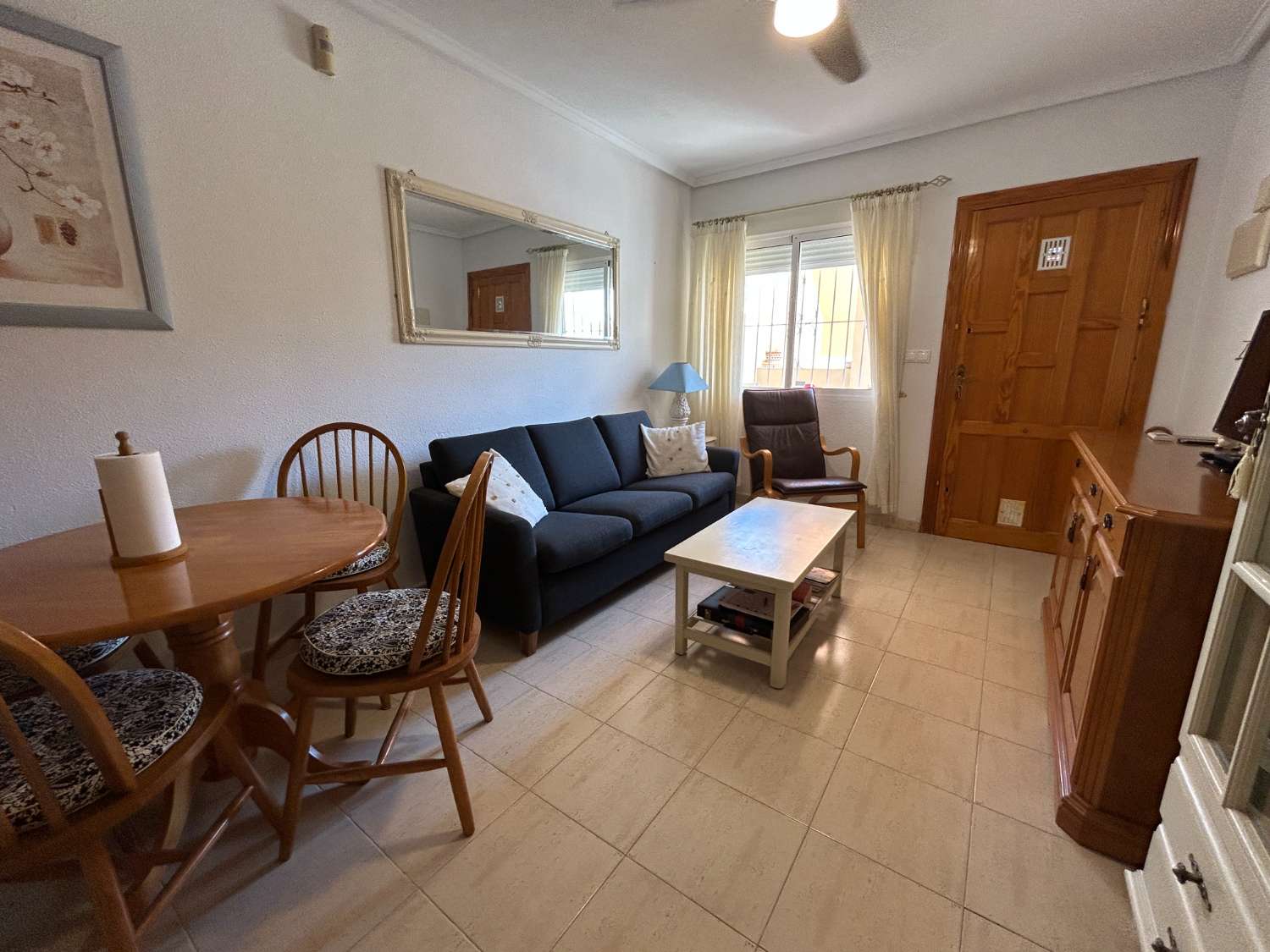 Bonito y acogedor apartamento en la planta baja con 2 dormitorios y 1 baño.