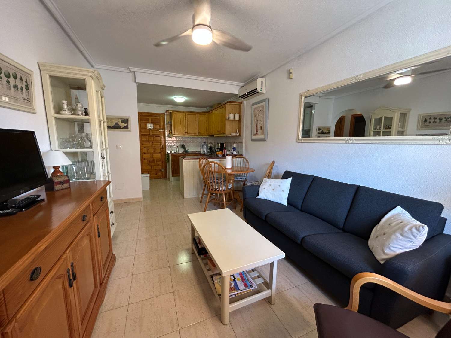 Bonito y acogedor apartamento en la planta baja con 2 dormitorios y 1 baño.