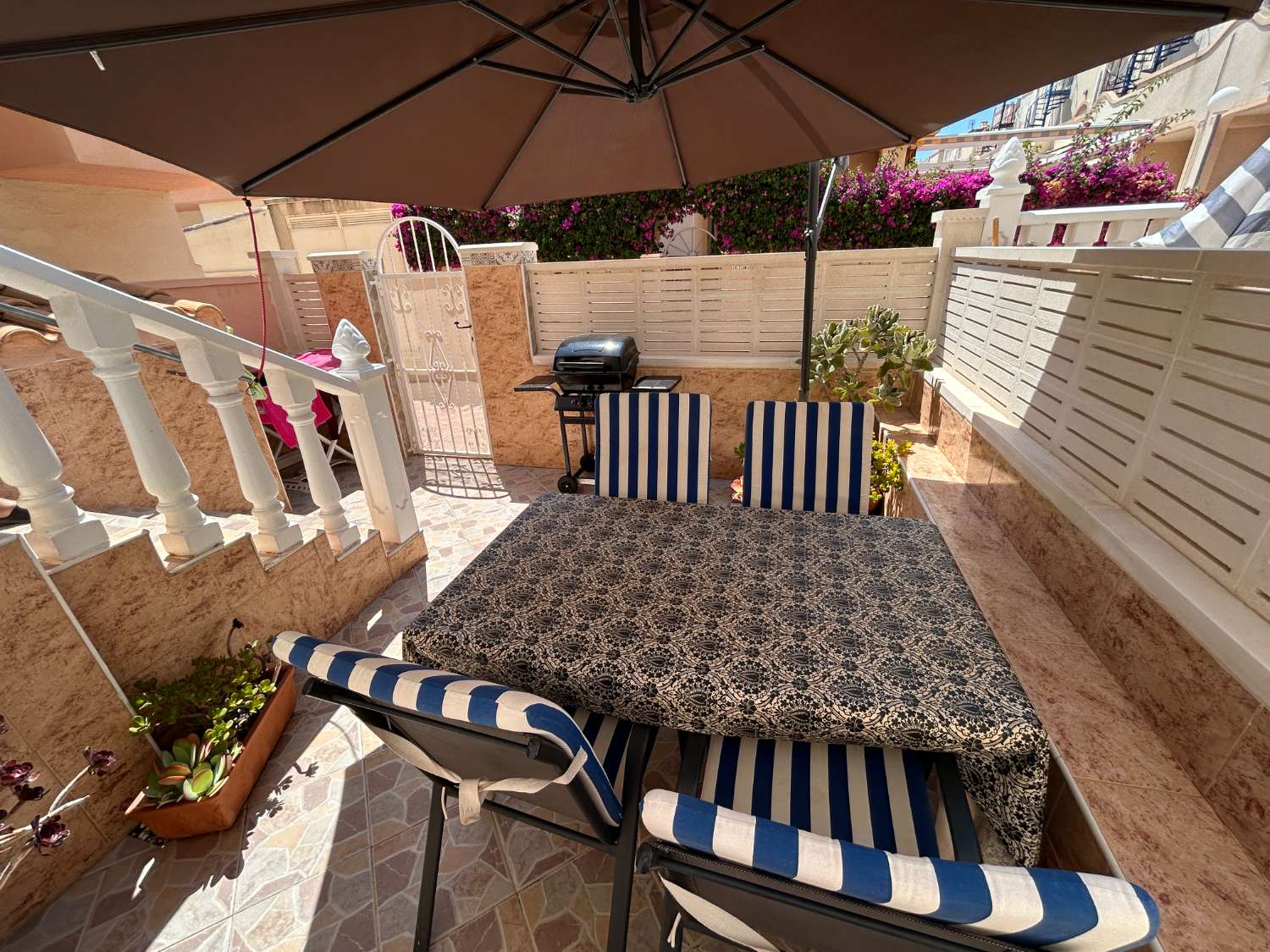 Bonito y acogedor apartamento en la planta baja con 2 dormitorios y 1 baño.