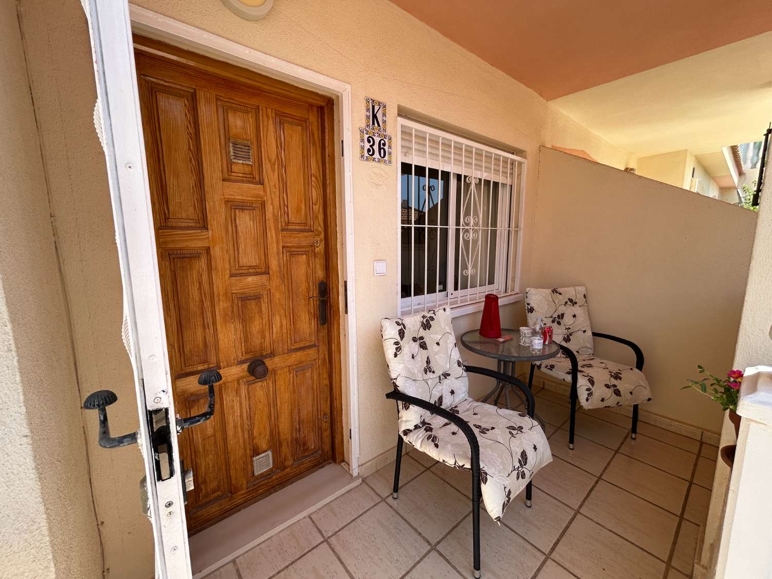 Bonito y acogedor apartamento en la planta baja con 2 dormitorios y 1 baño.