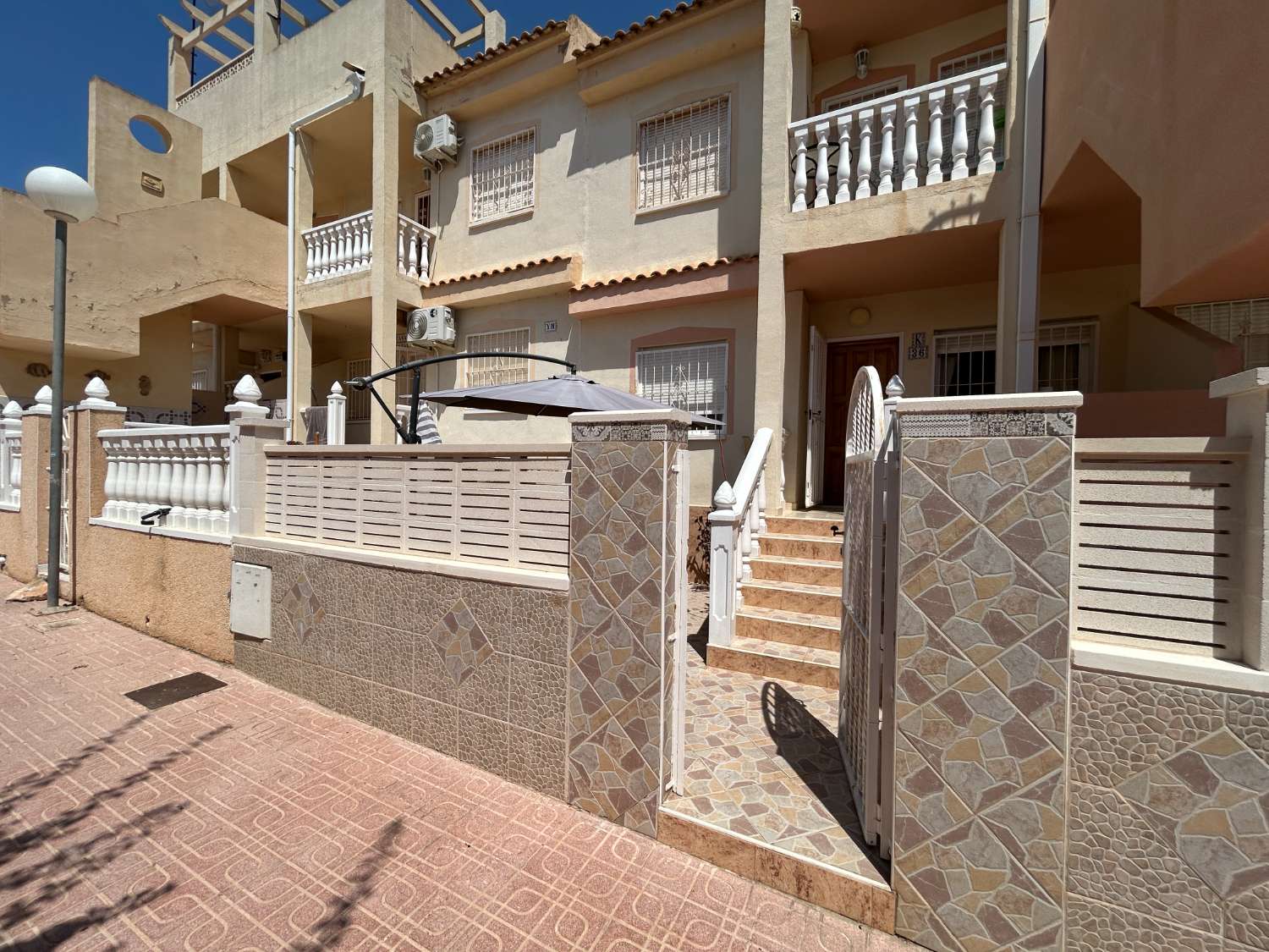 Bonito y acogedor apartamento en la planta baja con 2 dormitorios y 1 baño.