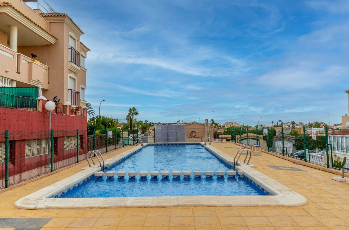 Bonito y acogedor apartamento en la planta baja con 2 dormitorios y 1 baño.