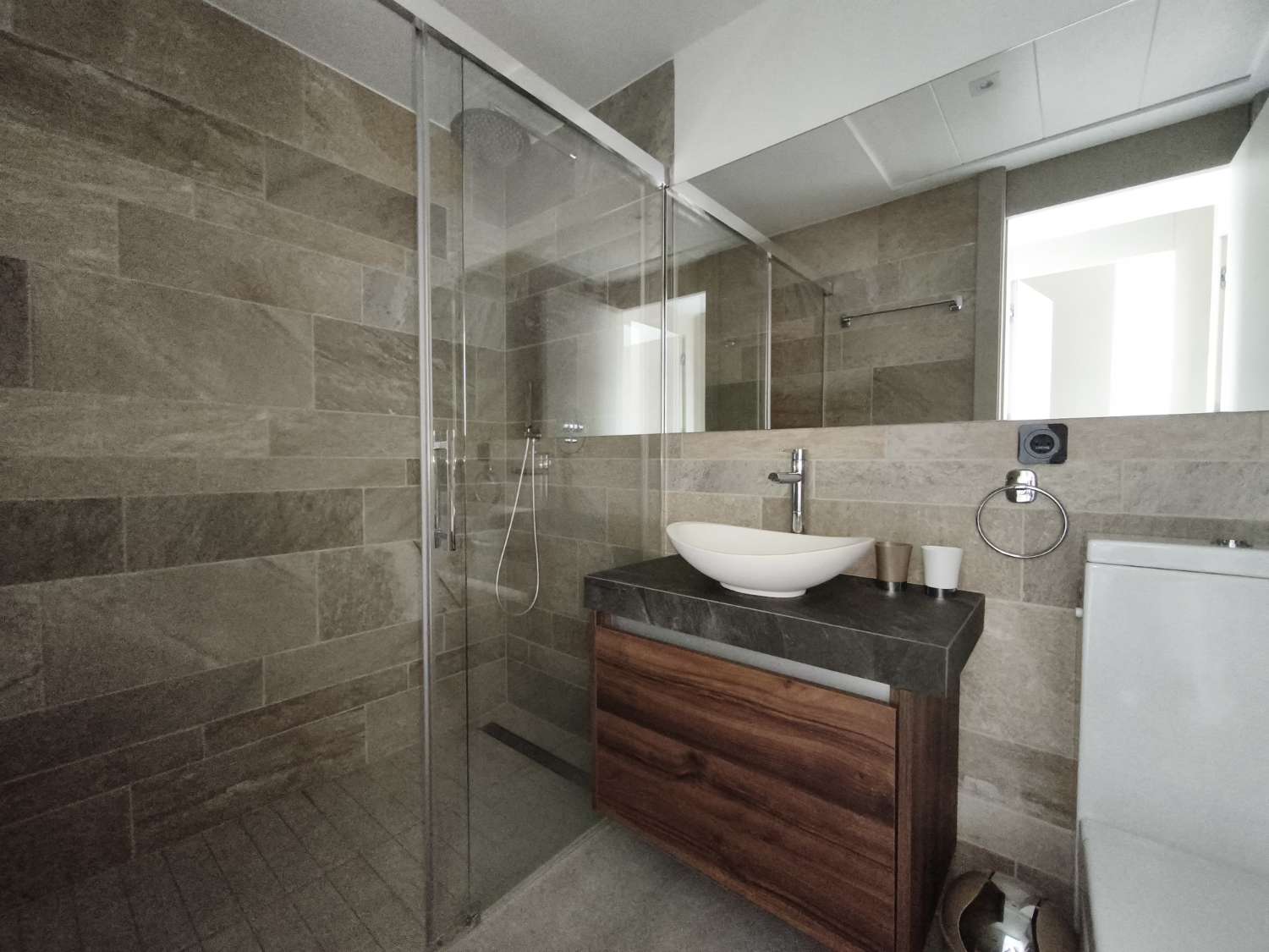 Apartamento de 2 dormitorios, 2 baños, 1 bodega, 1 plaza de garaje y 1 piscina comunitaria completamente nuevo