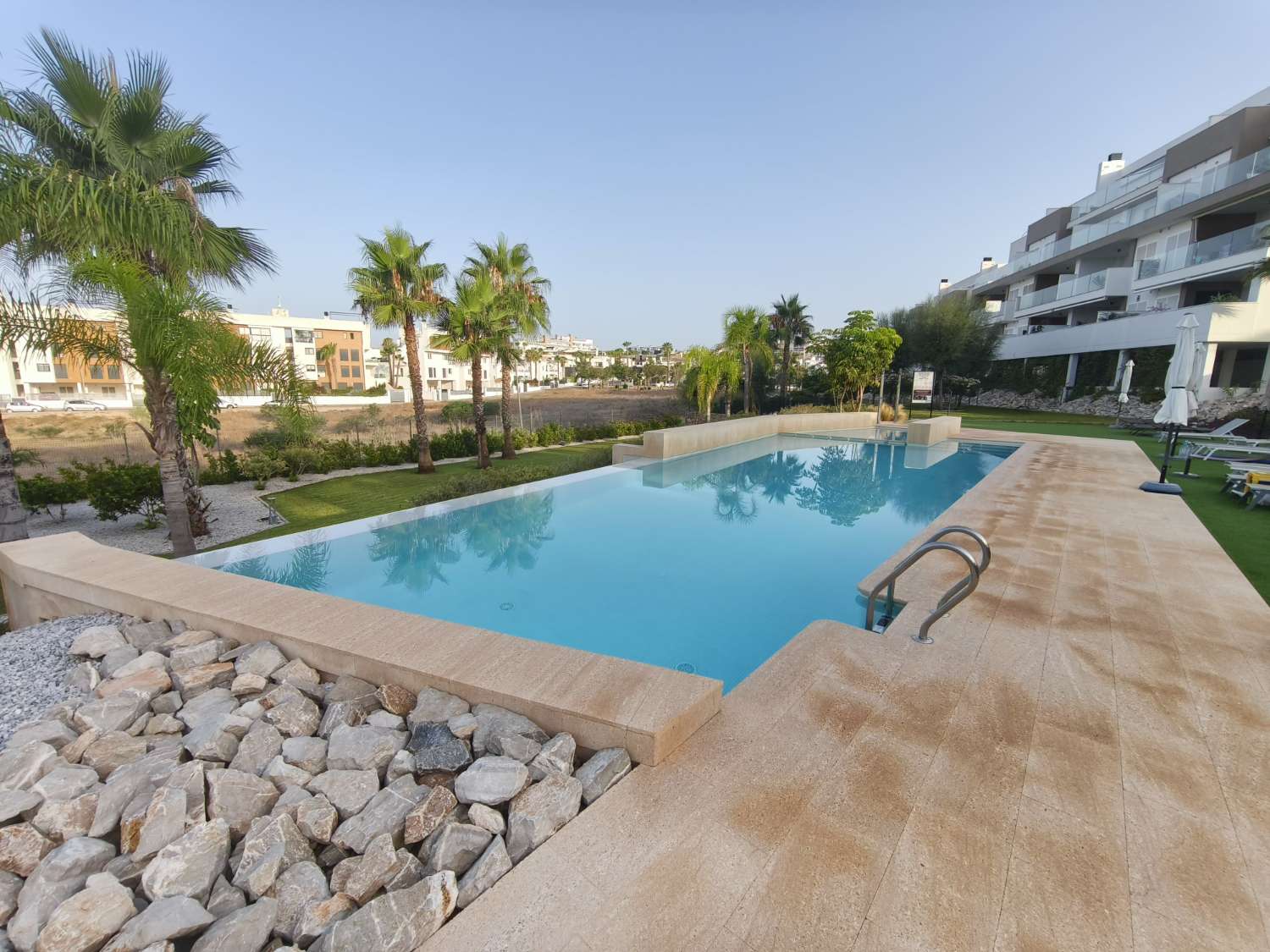 Apartamento de 2 dormitorios, 2 baños, 1 bodega, 1 plaza de garaje y 1 piscina comunitaria completamente nuevo