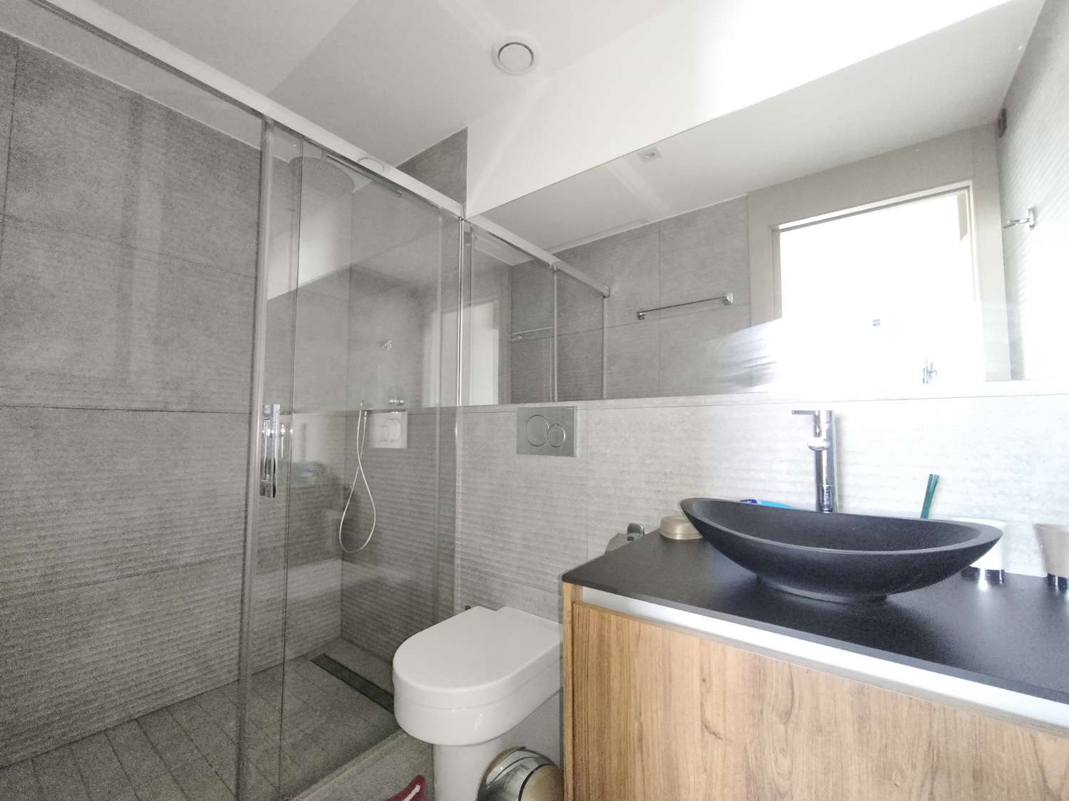 Apartamento de 2 dormitorios, 2 baños, 1 bodega, 1 plaza de garaje y 1 piscina comunitaria completamente nuevo