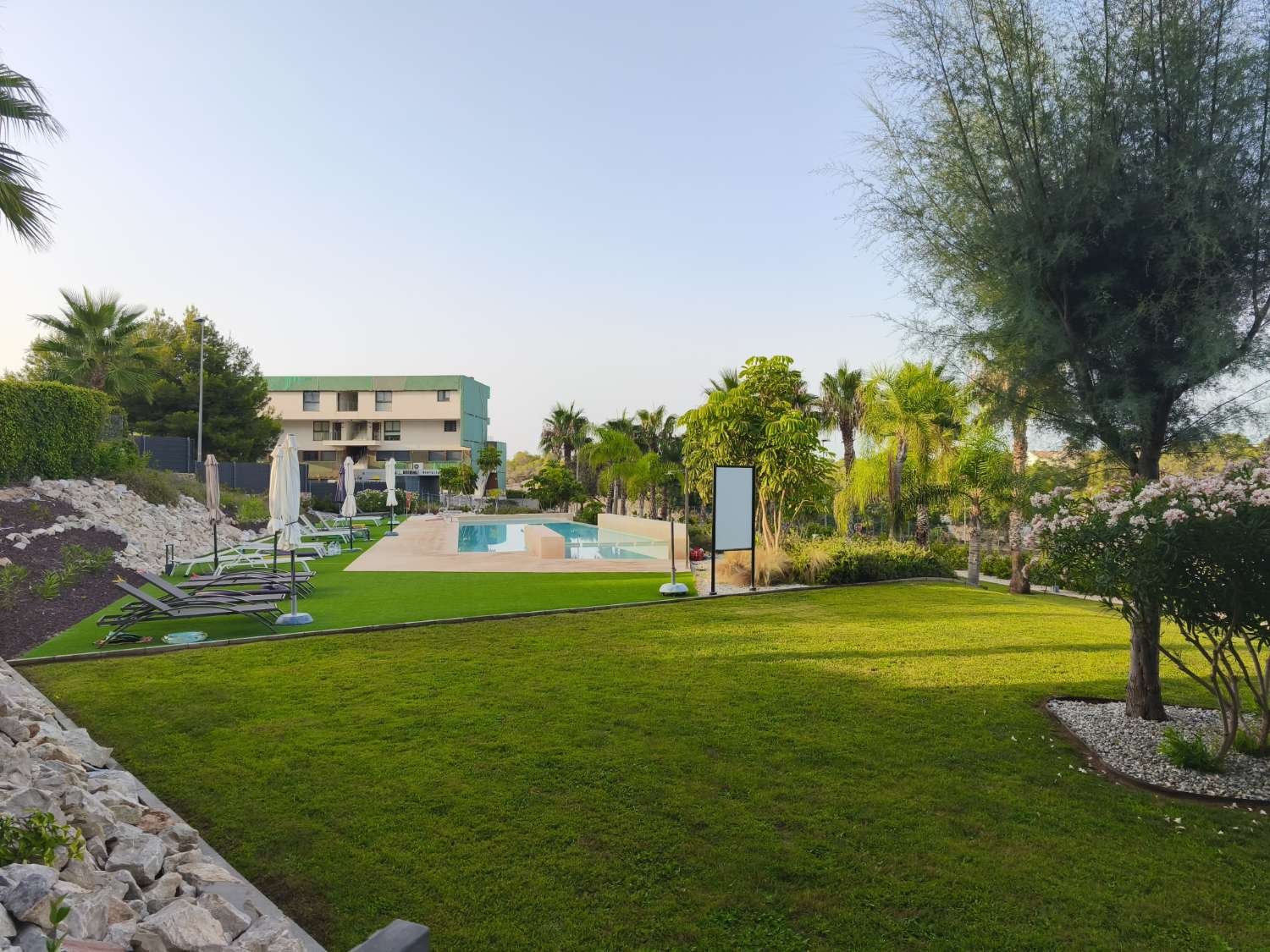 Apartamento de 2 dormitorios, 2 baños, 1 bodega, 1 plaza de garaje y 1 piscina comunitaria completamente nuevo