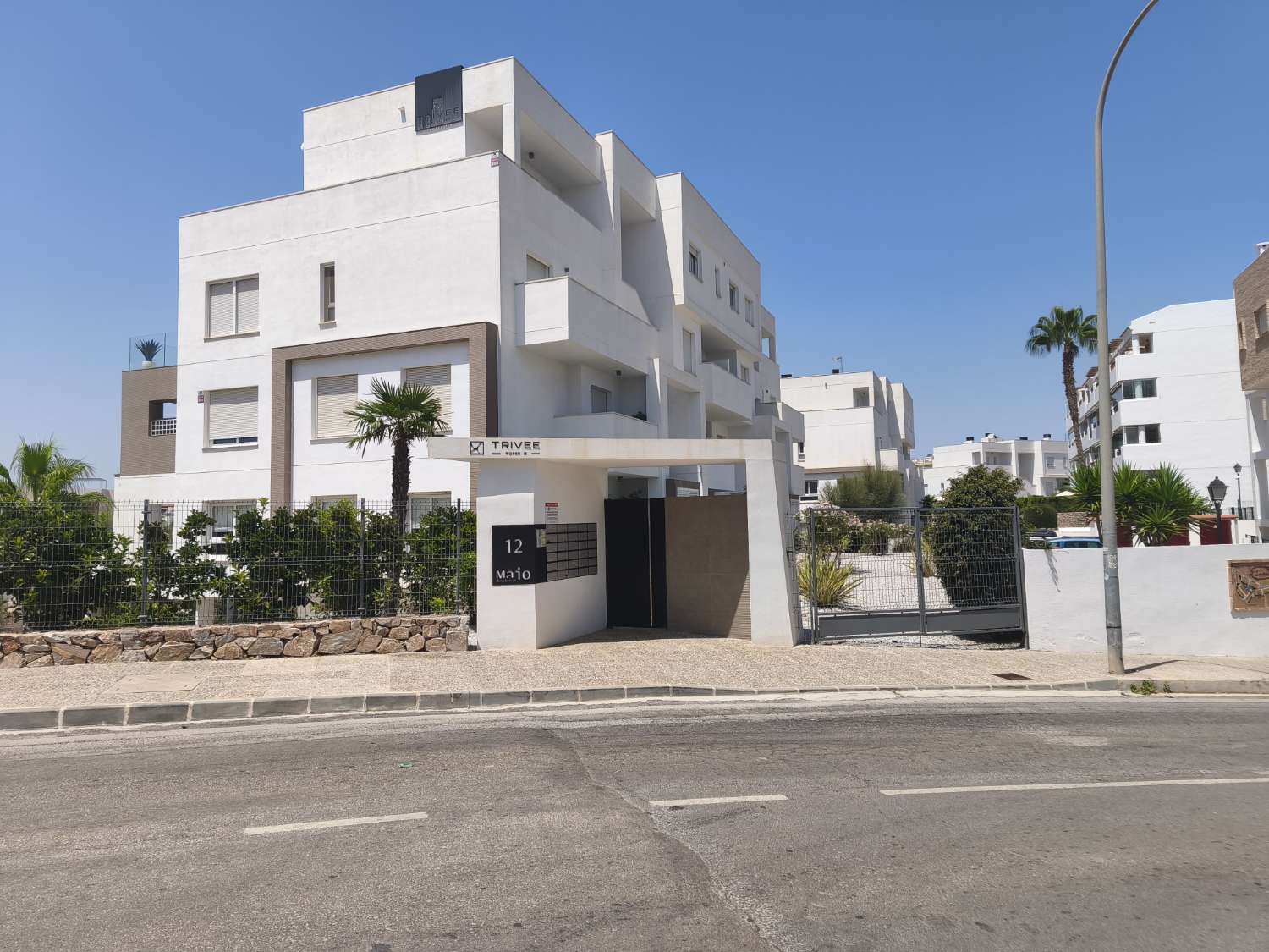 Apartamento de 2 dormitorios, 2 baños, 1 bodega, 1 plaza de garaje y 1 piscina comunitaria completamente nuevo
