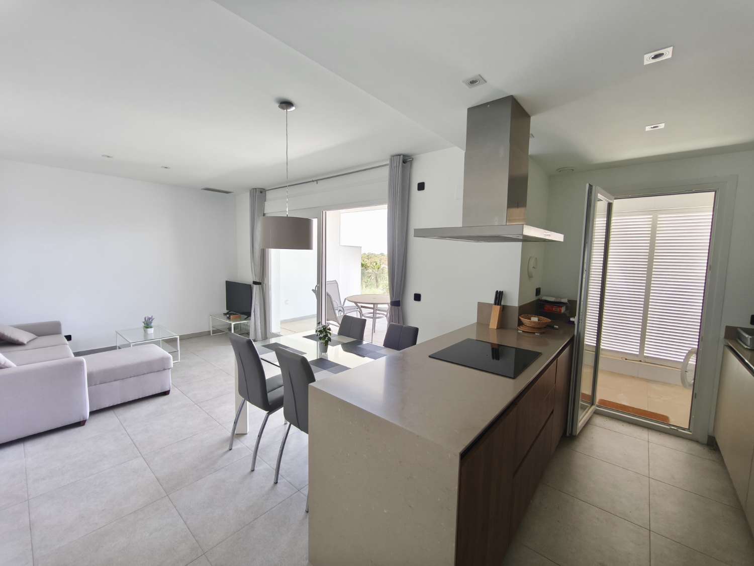 Apartamento de 2 dormitorios, 2 baños, 1 bodega, 1 plaza de garaje y 1 piscina comunitaria completamente nuevo