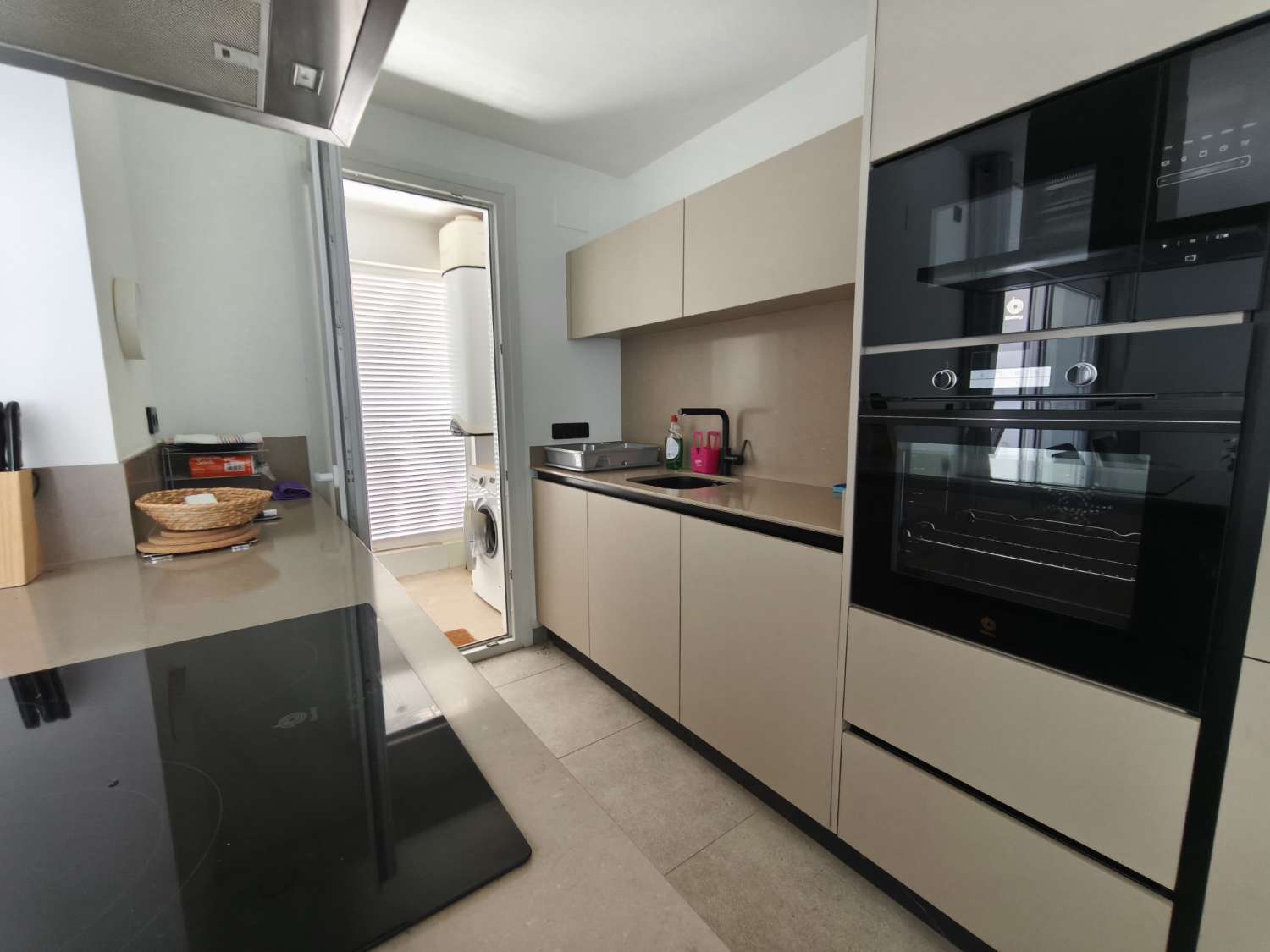 Apartamento de 2 dormitorios, 2 baños, 1 bodega, 1 plaza de garaje y 1 piscina comunitaria completamente nuevo