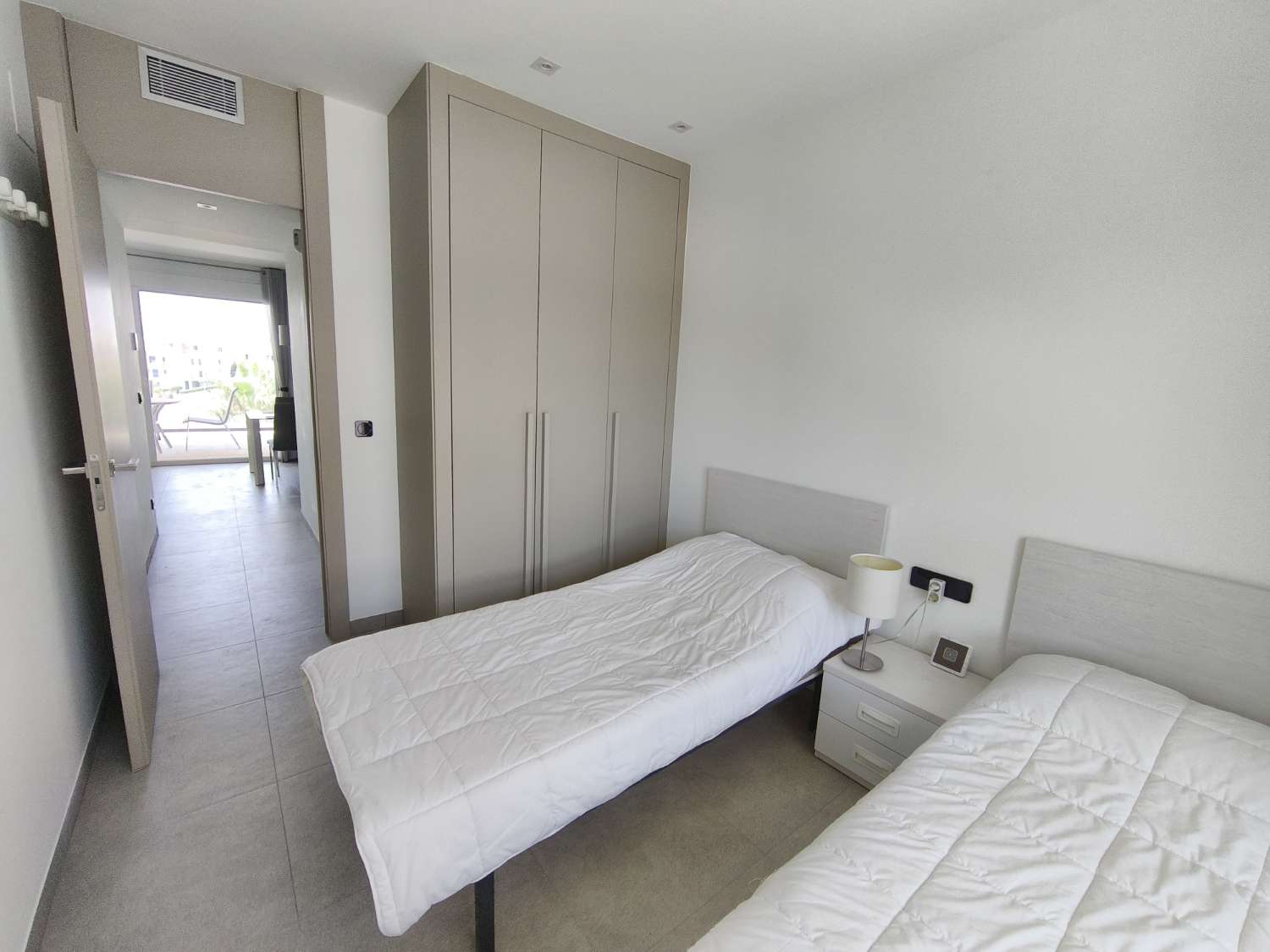 Apartamento de 2 dormitorios, 2 baños, 1 bodega, 1 plaza de garaje y 1 piscina comunitaria completamente nuevo