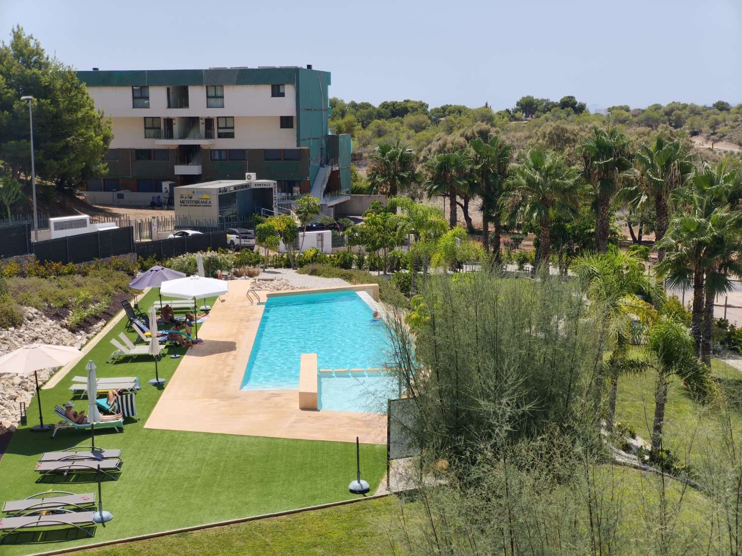 Apartamento de 2 dormitorios, 2 baños, 1 bodega, 1 plaza de garaje y 1 piscina comunitaria completamente nuevo