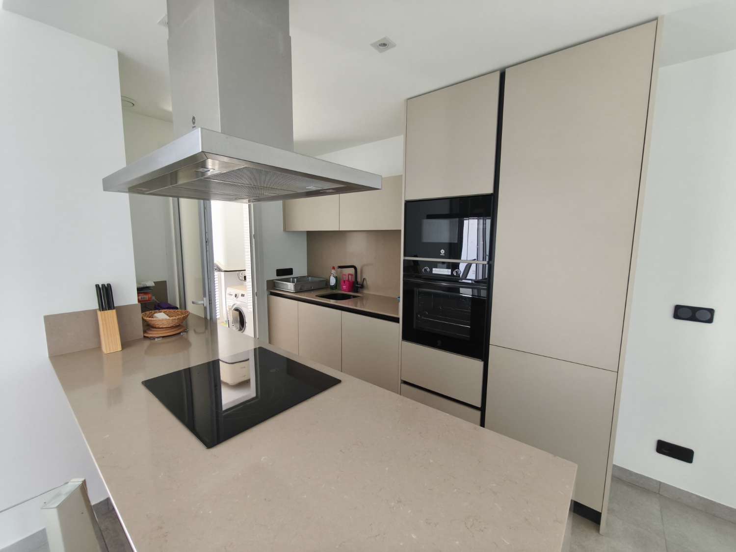 Apartamento de 2 dormitorios, 2 baños, 1 bodega, 1 plaza de garaje y 1 piscina comunitaria completamente nuevo