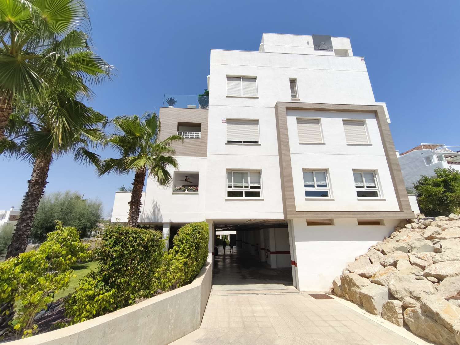 Apartamento de 2 dormitorios, 2 baños, 1 bodega, 1 plaza de garaje y 1 piscina comunitaria completamente nuevo