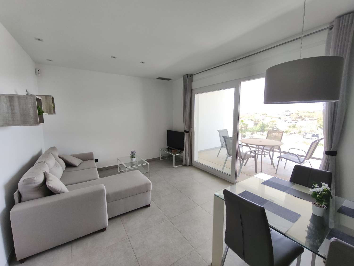 Apartamento de 2 dormitorios, 2 baños, 1 bodega, 1 plaza de garaje y 1 piscina comunitaria completamente nuevo