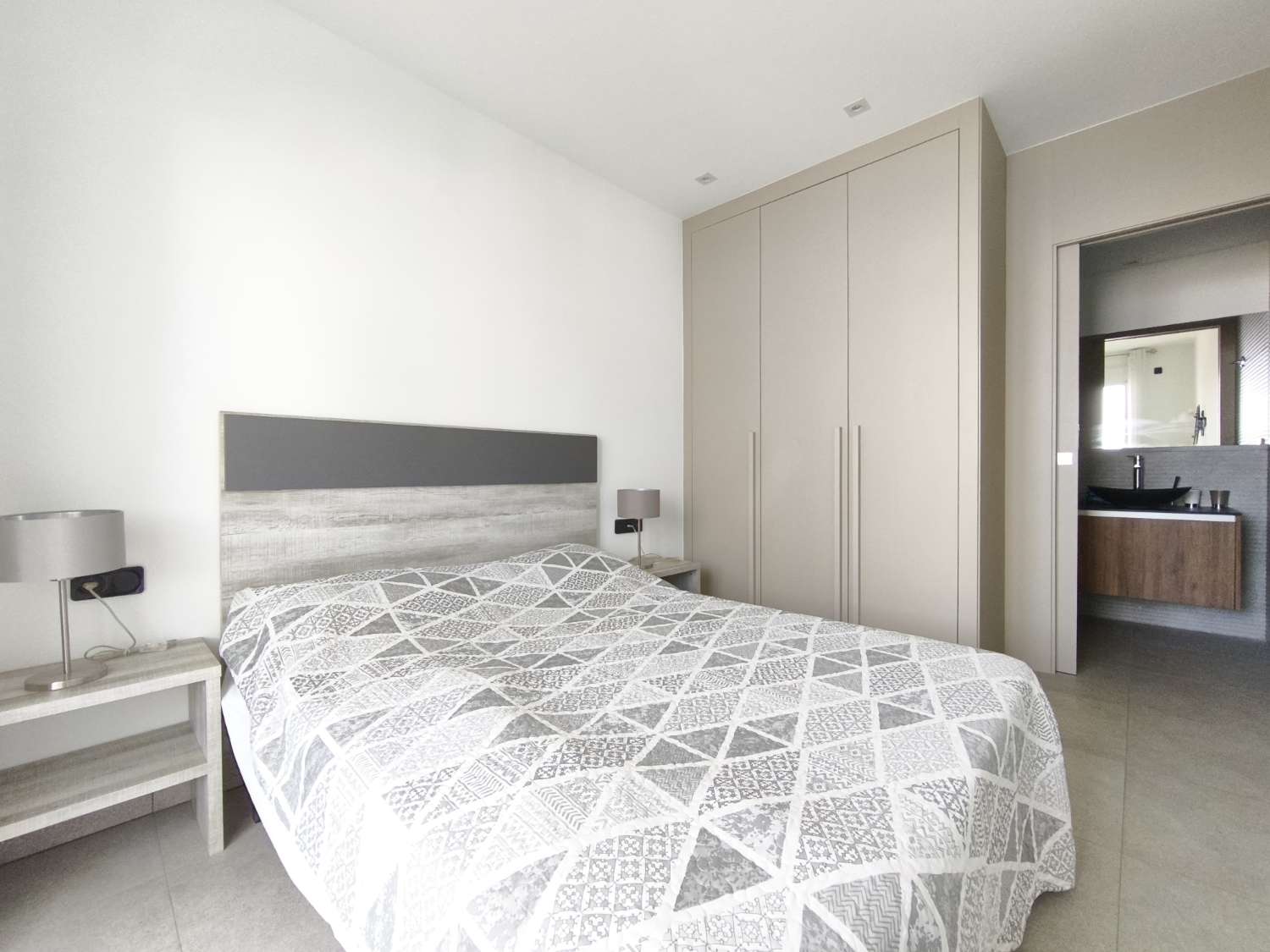 Apartamento de 2 dormitorios, 2 baños, 1 bodega, 1 plaza de garaje y 1 piscina comunitaria completamente nuevo