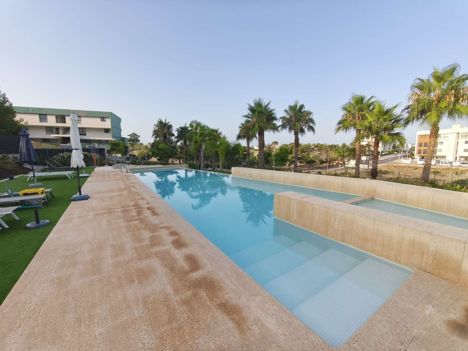 Apartamento de 2 dormitorios, 2 baños, 1 bodega, 1 plaza de garaje y 1 piscina comunitaria completamente nuevo