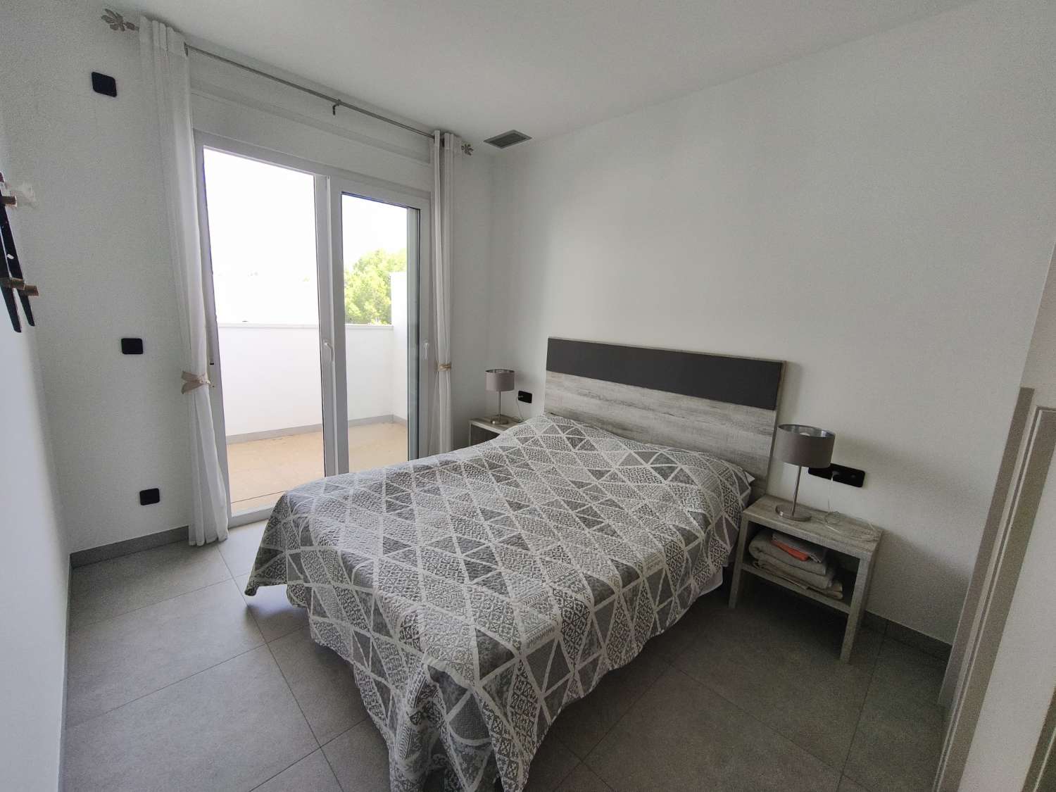 Apartamento de 2 dormitorios, 2 baños, 1 bodega, 1 plaza de garaje y 1 piscina comunitaria completamente nuevo