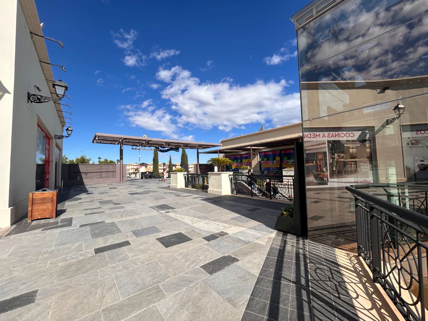 Apartamento de 2 dormitorios, 2 baños, 1 bodega, 1 plaza de garaje y 1 piscina comunitaria completamente nuevo