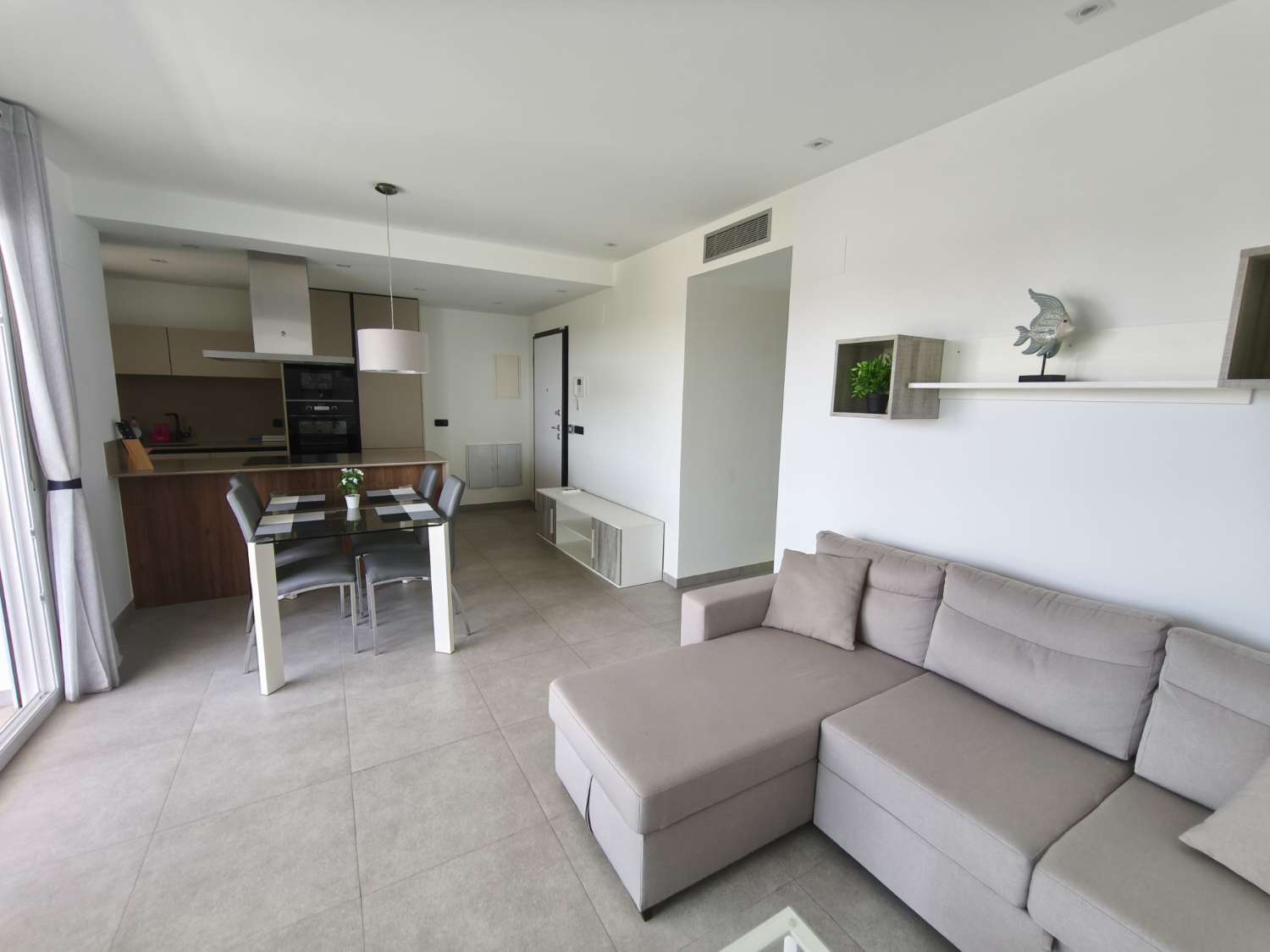 Apartamento de 2 dormitorios, 2 baños, 1 bodega, 1 plaza de garaje y 1 piscina comunitaria completamente nuevo