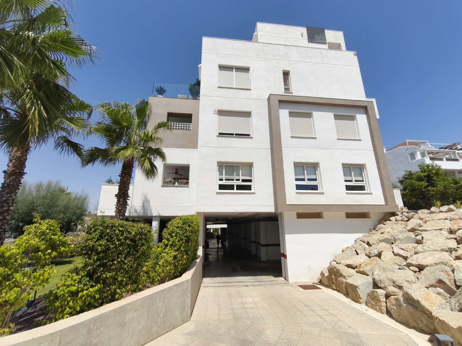 Apartamento de 2 dormitorios, 2 baños, 1 bodega, 1 plaza de garaje y 1 piscina comunitaria completamente nuevo