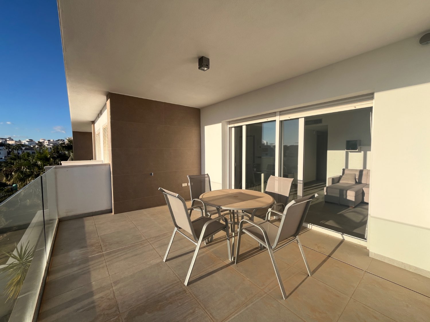 Квартира 2 спальни, 2 ванные комнаты, 1 подвал, 1 парковочное место и 1 общий бассейн совершенно новые